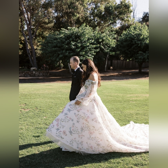 Monique Lhuillier Wedding Dress - Picture 7 of 16